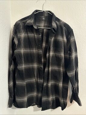 Uniqlo Black and Gray Plaid Casual Button-Down Shirt